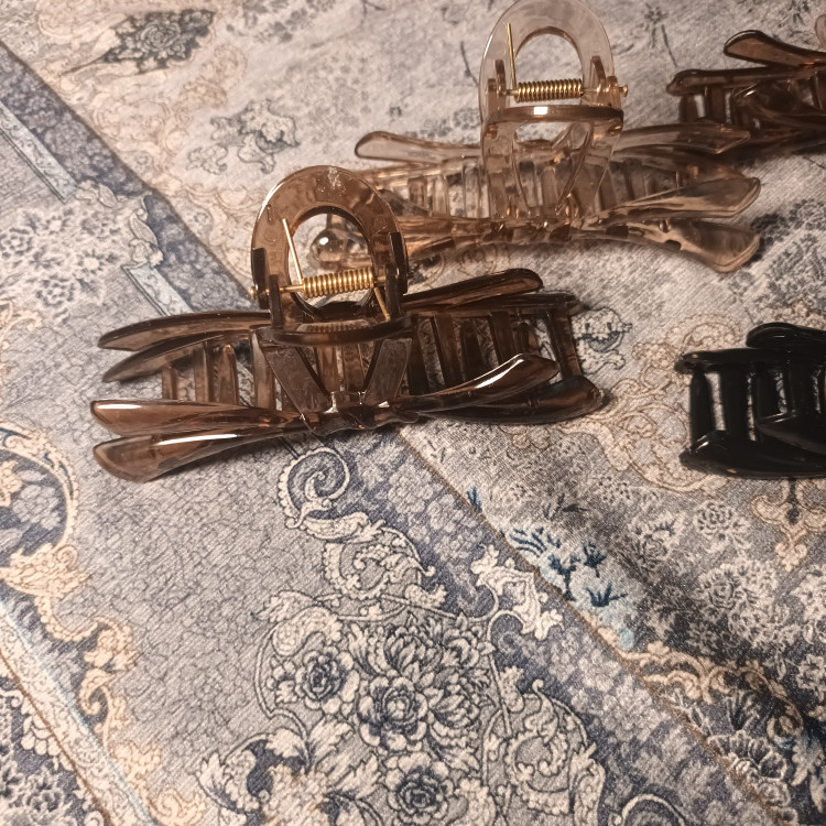 کیلیپس مو مجلسی طرح پاپیون مطابق عکس زیبا و جنس وارداتی مخصوص موهای پرپشت ومجعد
